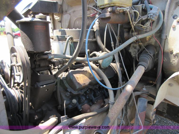 image for item D2474 1991 International 4600 modified swab rig