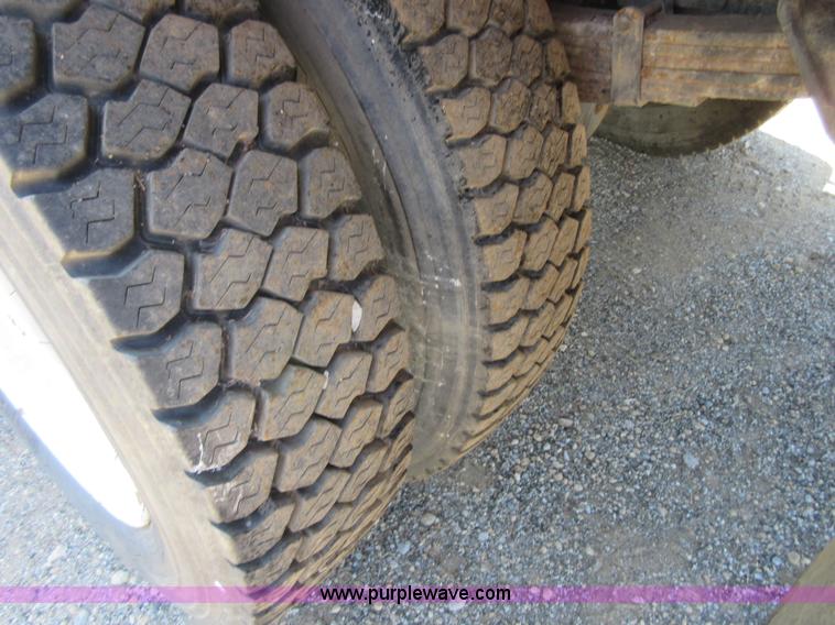 image for item D2474 1991 International 4600 modified swab rig