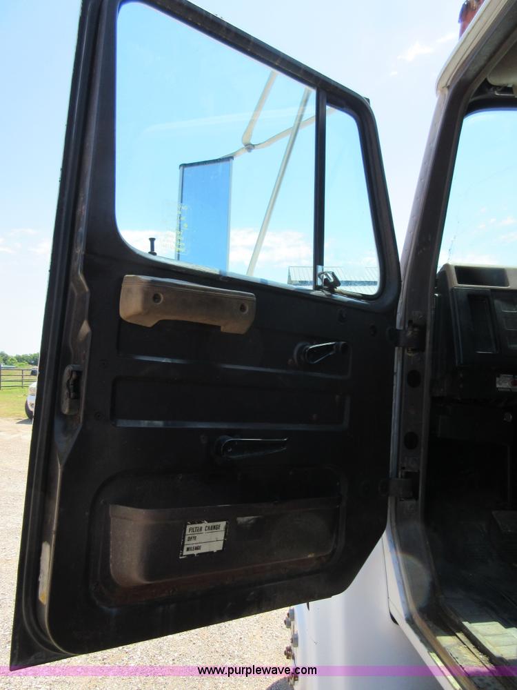 image for item D2474 1991 International 4600 modified swab rig