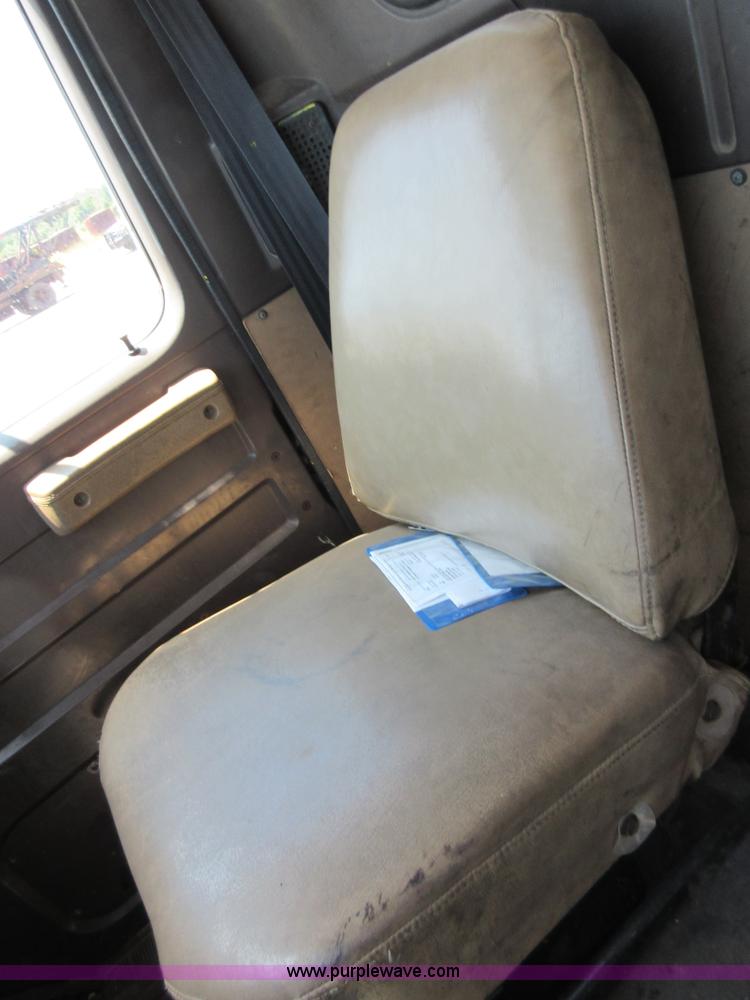 image for item D2474 1991 International 4600 modified swab rig