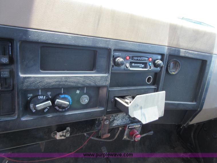 image for item D2474 1991 International 4600 modified swab rig