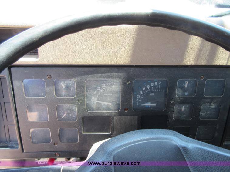 image for item D2474 1991 International 4600 modified swab rig