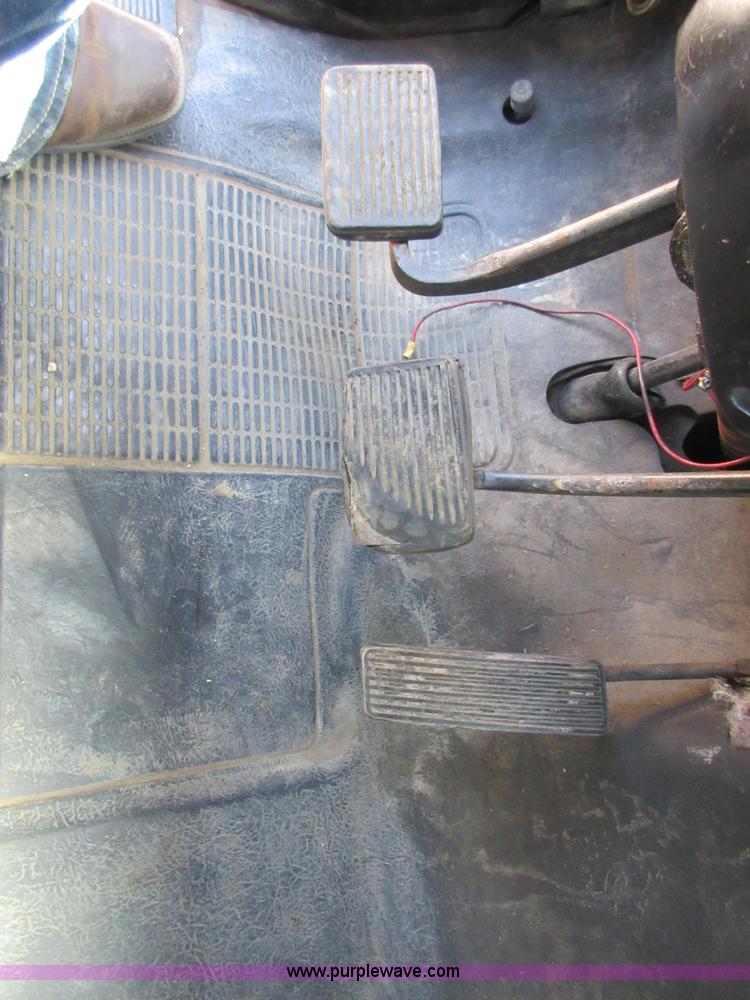 image for item D2474 1991 International 4600 modified swab rig