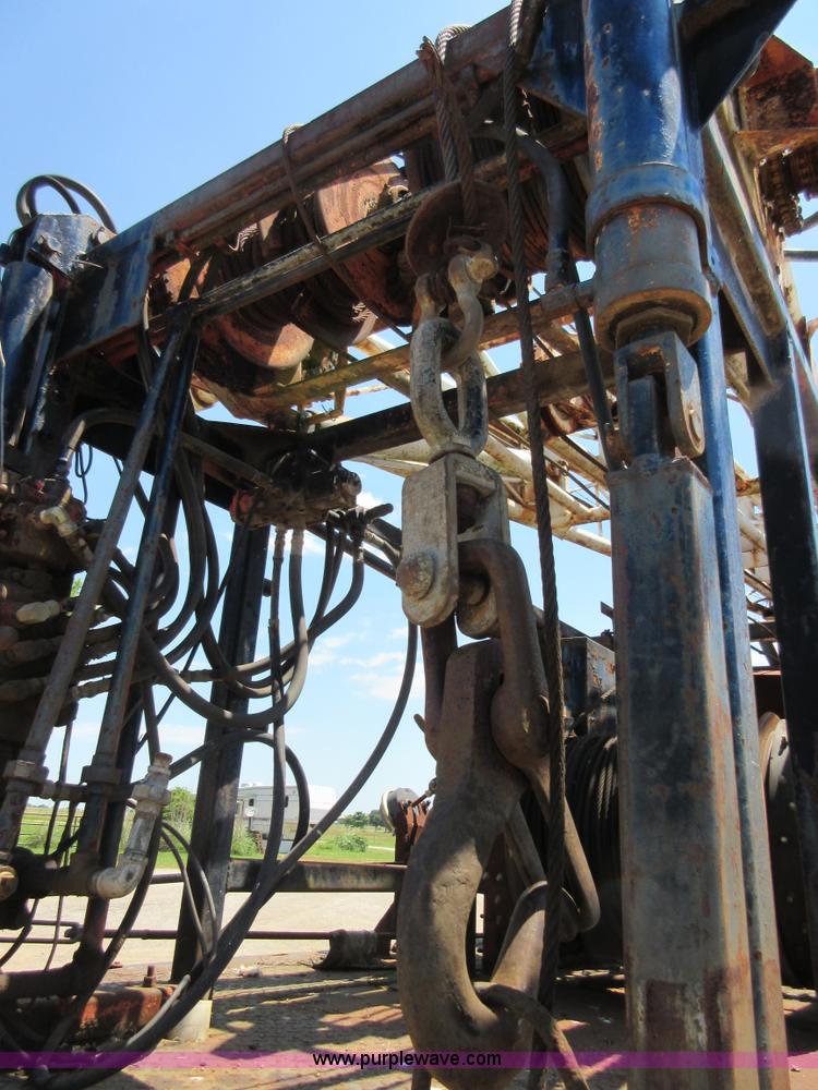 image for item D2474 1991 International 4600 modified swab rig