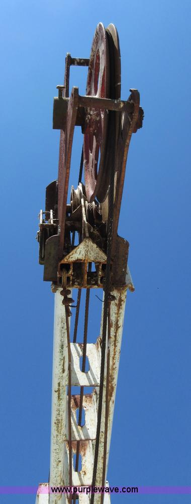 image for item D2474 1991 International 4600 modified swab rig