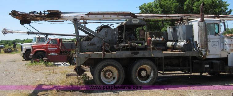 image for item D2475 1981 Marmon TT04C198RM workover rig