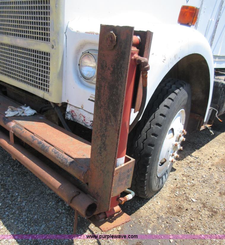 image for item D2475 1981 Marmon TT04C198RM workover rig