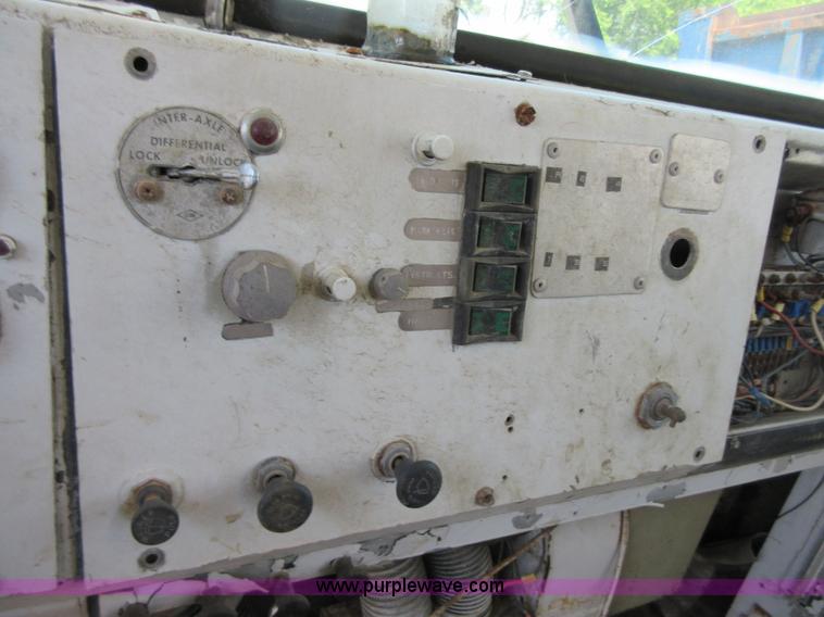 image for item D2475 1981 Marmon TT04C198RM workover rig