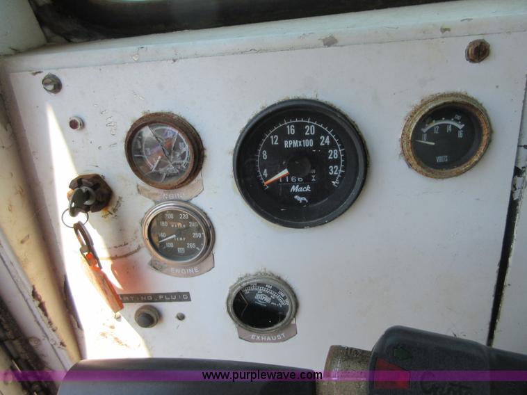 image for item D2475 1981 Marmon TT04C198RM workover rig