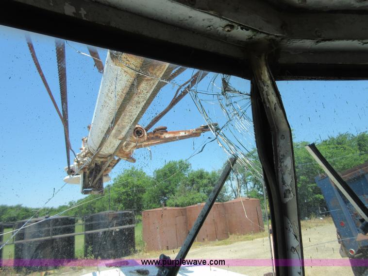 image for item D2475 1981 Marmon TT04C198RM workover rig