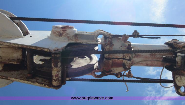 image for item D2475 1981 Marmon TT04C198RM workover rig