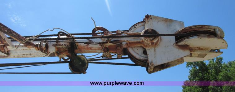 image for item D2475 1981 Marmon TT04C198RM workover rig