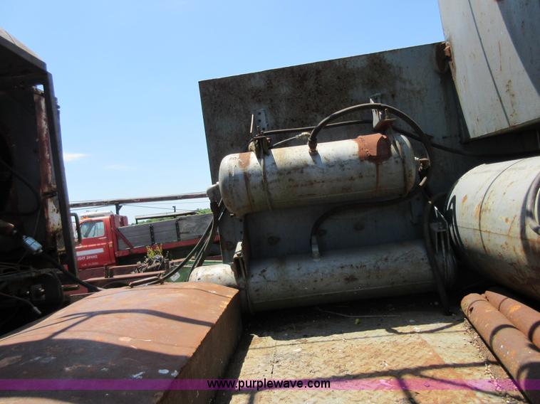 image for item D2475 1981 Marmon TT04C198RM workover rig