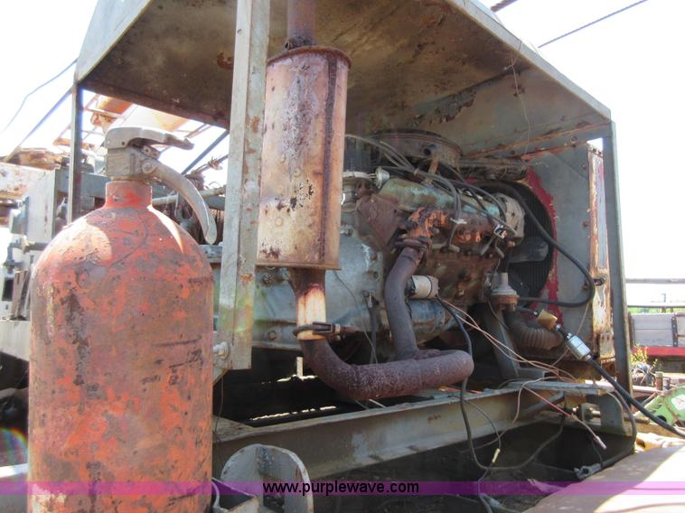 image for item D2475 1981 Marmon TT04C198RM workover rig