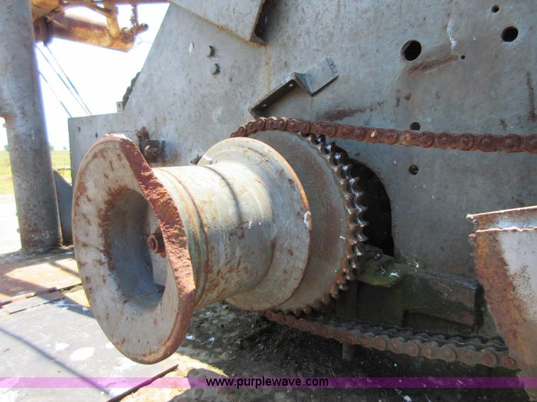 image for item D2475 1981 Marmon TT04C198RM workover rig