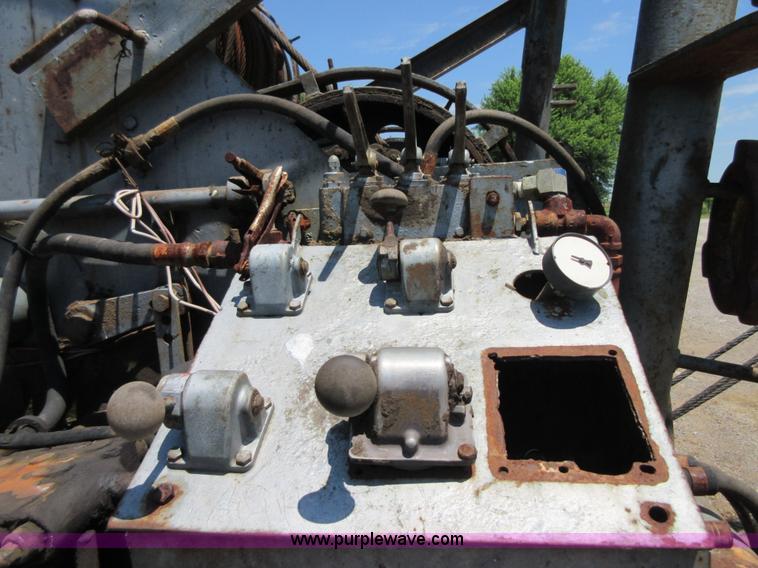 image for item D2475 1981 Marmon TT04C198RM workover rig