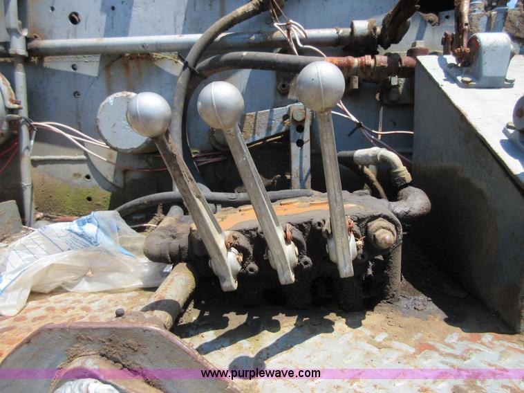 image for item D2475 1981 Marmon TT04C198RM workover rig