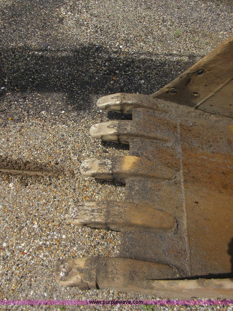 image for item D2491 1995 Hyundai R130LC-3 excavator