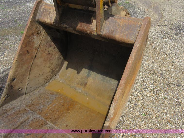 image for item D2491 1995 Hyundai R130LC-3 excavator