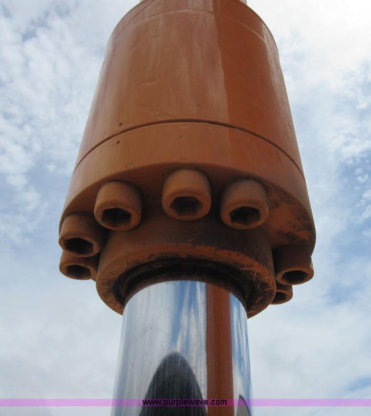 image for item D2491 1995 Hyundai R130LC-3 excavator