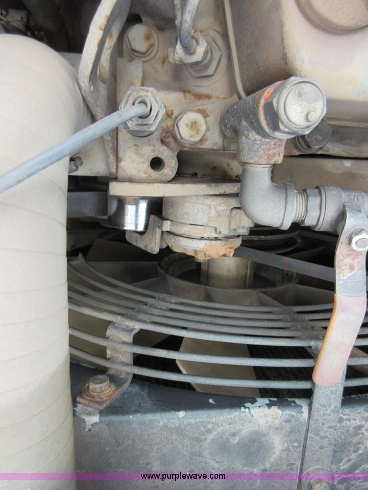 image for item D2491 1995 Hyundai R130LC-3 excavator