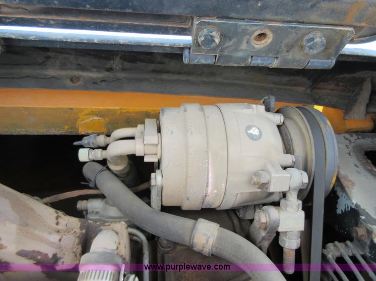 image for item D2491 1995 Hyundai R130LC-3 excavator