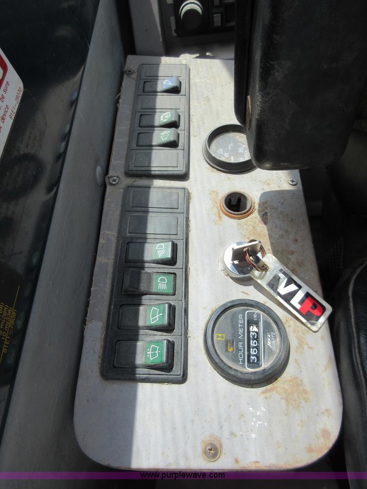 image for item D2491 1995 Hyundai R130LC-3 excavator