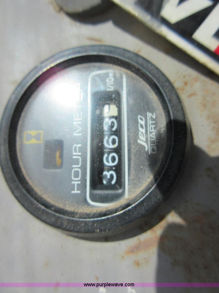 image for item D2491 1995 Hyundai R130LC-3 excavator