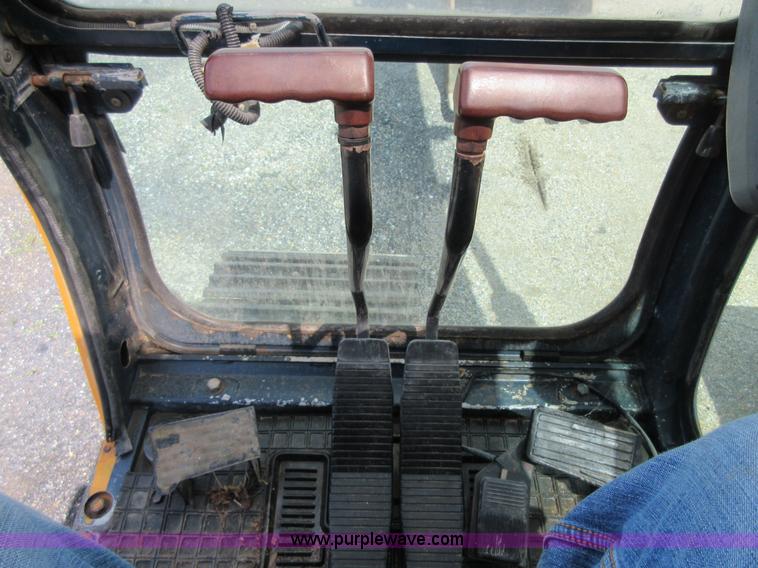 image for item D2491 1995 Hyundai R130LC-3 excavator