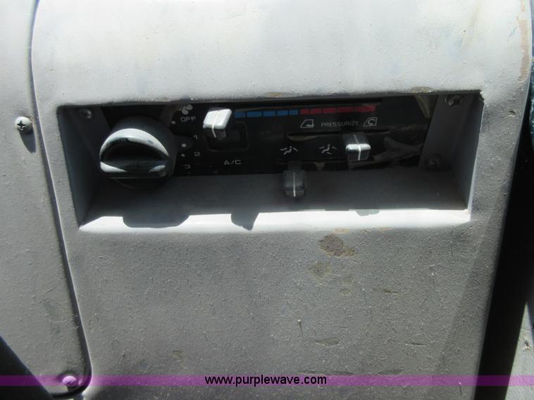 image for item D2491 1995 Hyundai R130LC-3 excavator