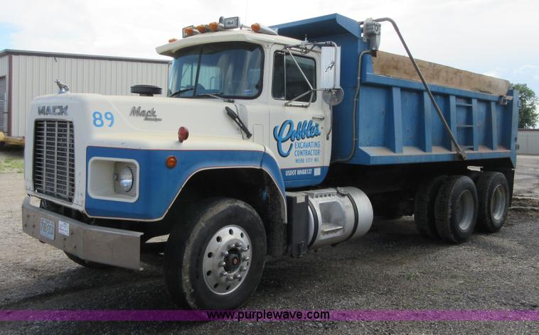 image for item D2494 1989 Mack RB688S dump truck