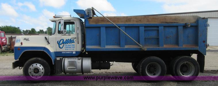image for item D2494 1989 Mack RB688S dump truck