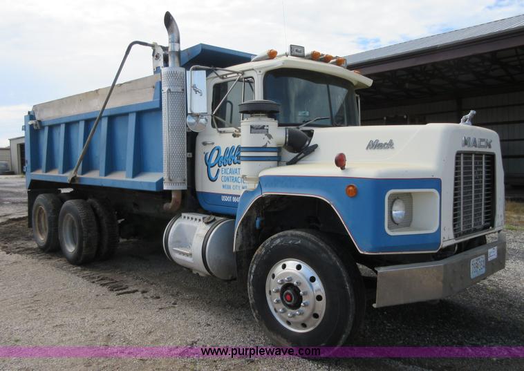 image for item D2494 1989 Mack RB688S dump truck
