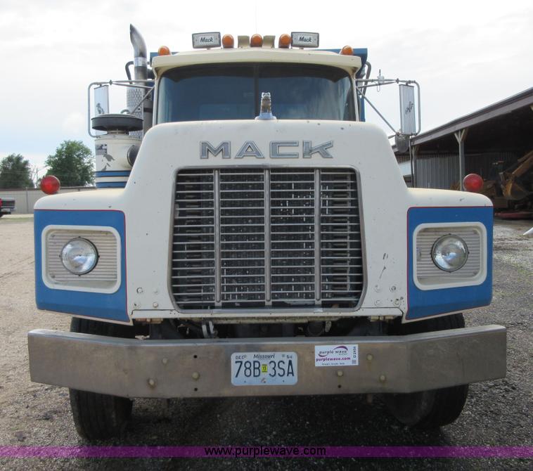 image for item D2494 1989 Mack RB688S dump truck