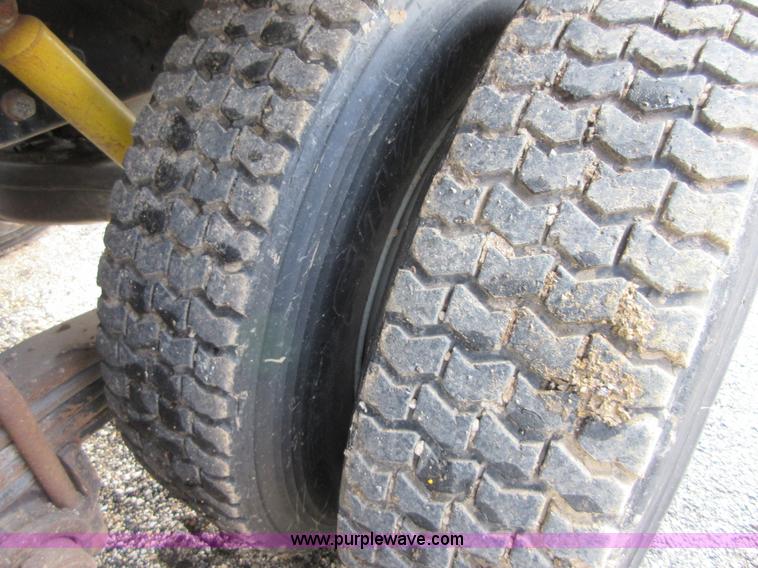 image for item D2494 1989 Mack RB688S dump truck