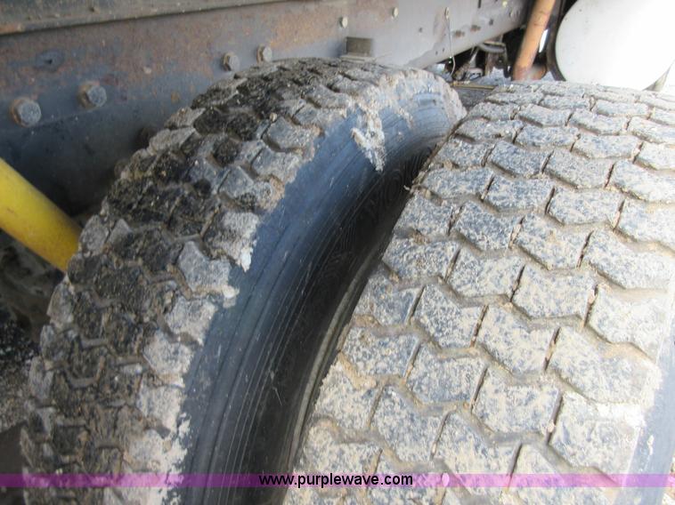 image for item D2494 1989 Mack RB688S dump truck