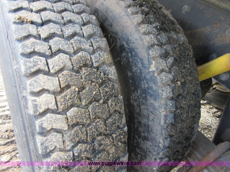 image for item D2494 1989 Mack RB688S dump truck