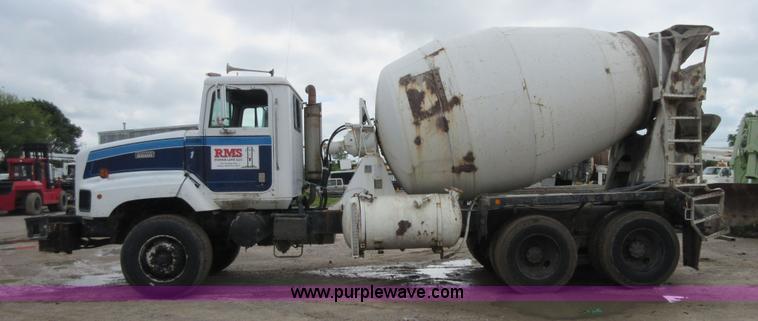 image for item D2495 1997 International 1840 mixer truck