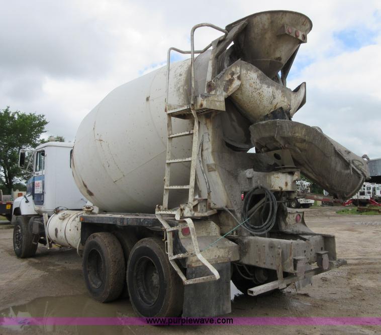 image for item D2495 1997 International 1840 mixer truck