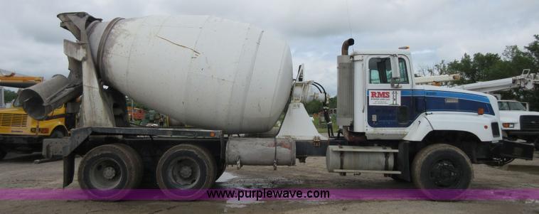 image for item D2495 1997 International 1840 mixer truck