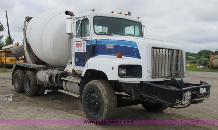 image for item D2495 1997 International 1840 mixer truck