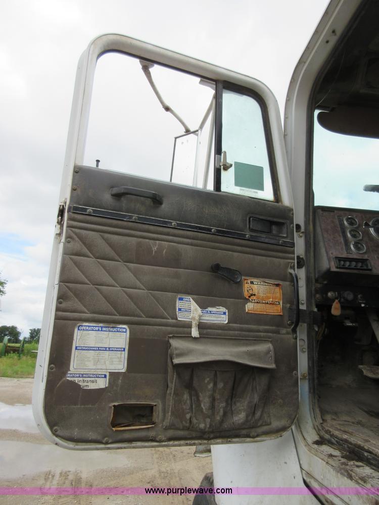 image for item D2495 1997 International 1840 mixer truck