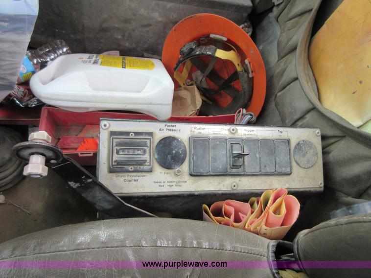 image for item D2495 1997 International 1840 mixer truck