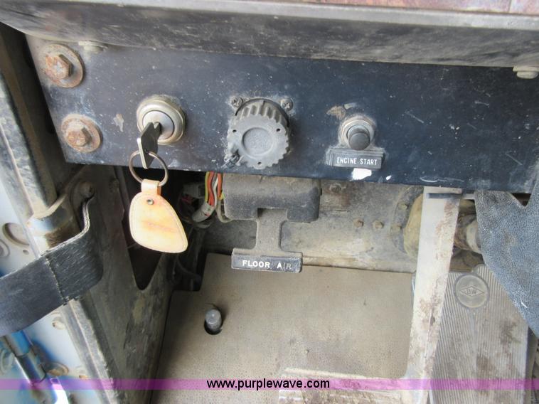 image for item D2495 1997 International 1840 mixer truck