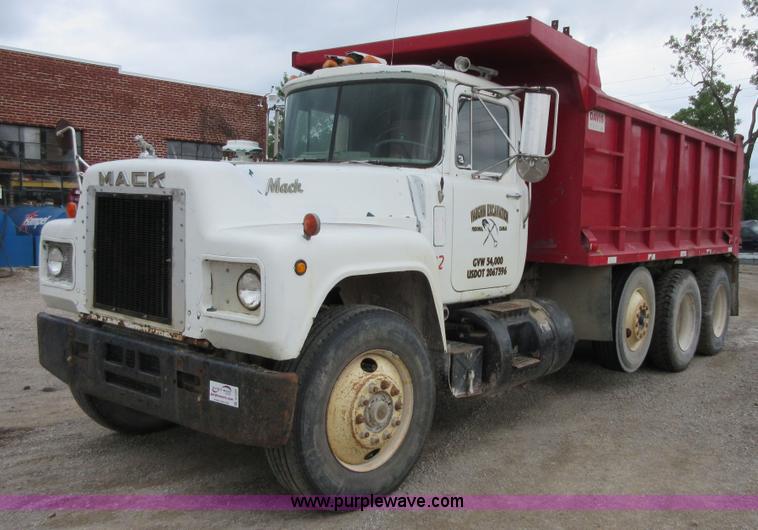 image for item D2496 1985 Mack R686ST dump truck
