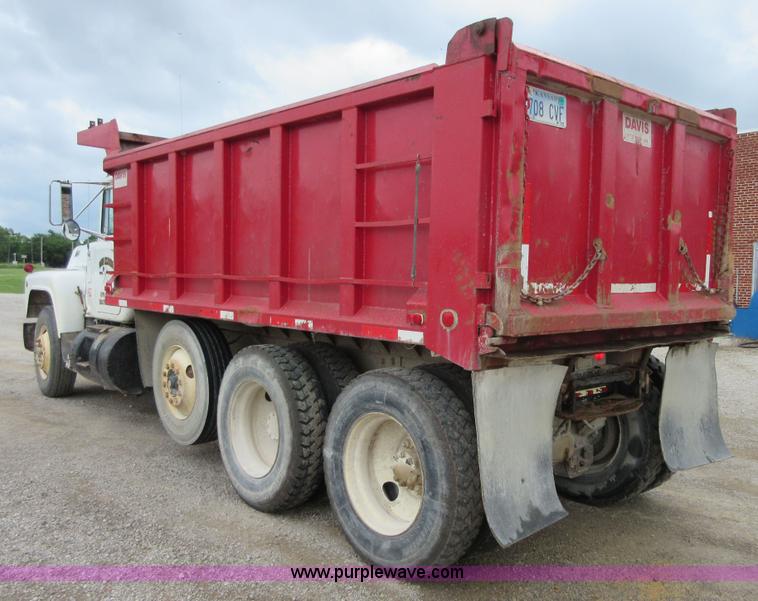 image for item D2496 1985 Mack R686ST dump truck