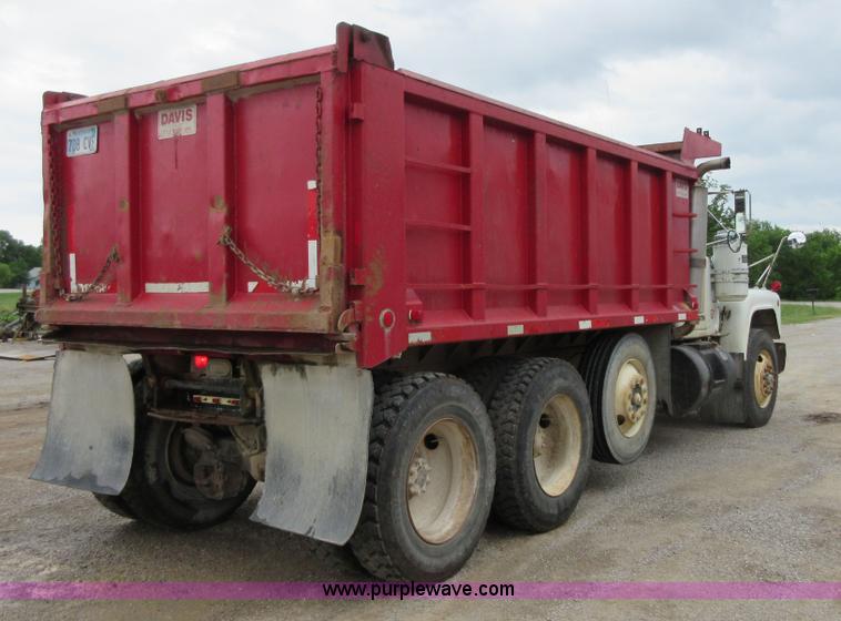 image for item D2496 1985 Mack R686ST dump truck