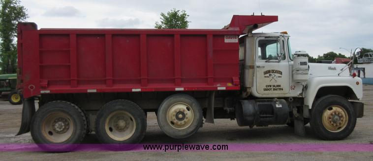 image for item D2496 1985 Mack R686ST dump truck