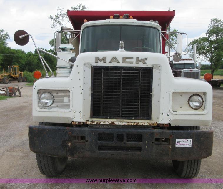 image for item D2496 1985 Mack R686ST dump truck
