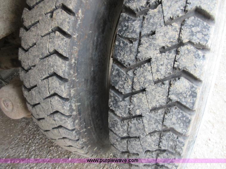 image for item D2496 1985 Mack R686ST dump truck